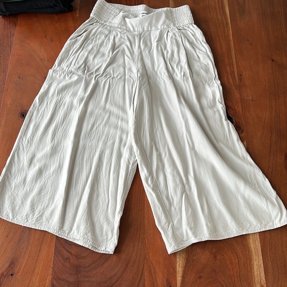 Sunday Best (Aritzia) Gaucho Crops - Picture 5 of 5